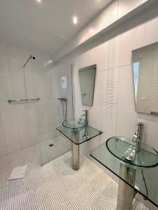 カンヌにあるCentral -300m Palais- Seaview-A/C-WIFI-spacieuxのバスルーム(ガラス張りのテーブル2台、シャワー付)