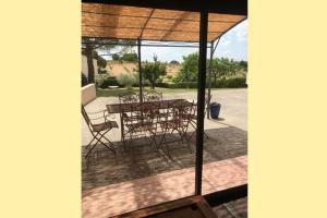 een groep stoelen en een tafel op een patio bij Les Secrets du Mistral in Valensole