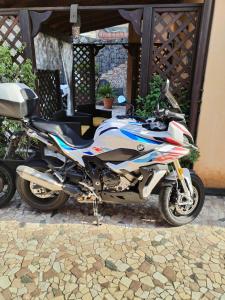 een motorfiets geparkeerd voor een gebouw bij B&B Villa Liliya in Fiumefreddo di Sicilia