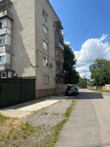 a car parked in front of a building at Уютная однокомнатная квартира возле басейнов in Berehove