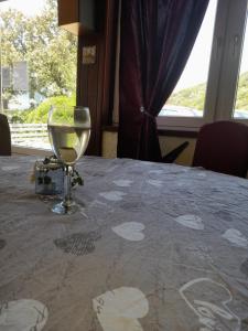 una copa de vino encima de una mesa en Leon, en Lopar
