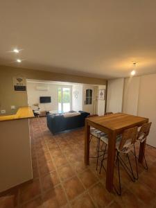 BédarridesSéde Vacante的客厅里有一张桌子和一张沙发