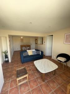 BédarridesSéde Vacante的客厅里有一张沙发和一张桌子。