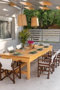 un tavolo e delle sedie di legno in una stanza di Villa Estia ad Alikanás