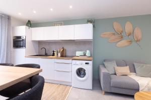a kitchen and living room with a washing machine at T3 Neuf Garage, clim, wifi, plages à 3min à pied! in Collioure