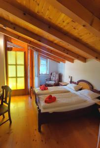 Un dormitorio con 2 camas y una silla. en Hotel Landhaus Zell am See en Zell am See