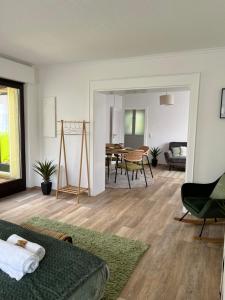 uma sala de estar com um sofá e uma mesa em Perfekt für Gruppen! 150m2 FERIENHAUS, Terrasse, Balkon, Garten, Wanderwege, optimale Anbindung em Lichtenfels