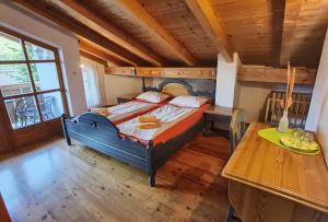 1 dormitorio con cama y techo de madera en Hotel Landhaus Zell am See, en Zell am See