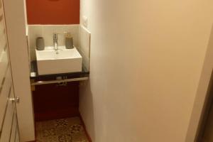 La salle de bains est pourvue d'un lavabo blanc. dans l'établissement Gîte le Nid du Colibri - 12 pers, à Brenoux