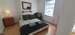 戈斯波特Mayfield , 2 bed slp 6 Roomy dog friendly Gosport town house的一间有床和窗户的小卧室