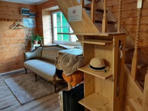 uma sala de estar com uma escada num chalé de madeira em Otsa puhkemaja em Raudsepa