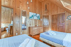 Ένα ή περισσότερα κρεβάτια σε δωμάτιο στο River Rock Retreat