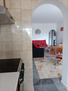 une cuisine et une salle à manger avec une table et des chaises dans l'établissement Oura Li, à Albufeira