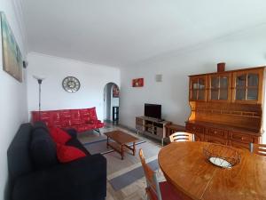 een woonkamer met een bank en een tafel bij Oura Li in Albufeira