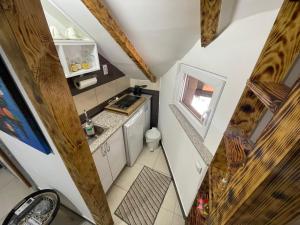 an overhead view of a kitchen in a tiny house at APARTMAN Pahuljica in Kruševac
