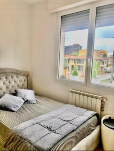 1 dormitorio con cama y ventana grande en Lovely Apartment Bergamo en Bergamo