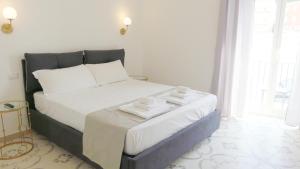 Voodi või voodid majutusasutuse Naro Suites and Rooms toas