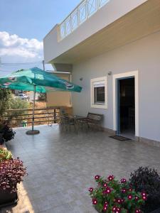 a patio with an umbrella and a table and chairs at THE CENTER in Xiropigado