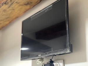 a flat screen tv hanging on a wall at APARTMAN Pahuljica in Kruševac