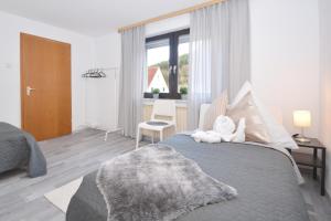 ein Schlafzimmer mit einem Bett mit zwei ausgestopften Tieren darauf in der Unterkunft GUN01-RI Apartment in Haundorf in Haundorf