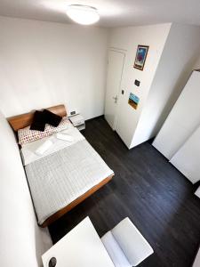 Camera piccola con letto e tavolo di Apartma JUGO a Capodistria