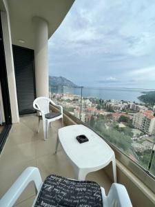 d'un balcon avec une table et des chaises et une vue sur l'océan. dans l'établissement Sea & Sky Apartments, à Budva