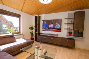 TV a/nebo společenská místnost v ubytování Ferienwohnung Rössle