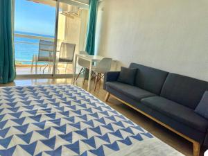 アルムニェーカルにあるApartamentos Apal Chinasolのソファとテーブル付きのベッドルーム1室が備わり、海の景色を望めます。