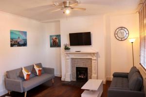 Elegant Guest House FREE WiFi & Parking في Killingbeck: غرفة معيشة مع أريكة ومدفأة