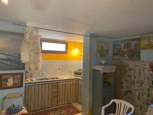 A kitchen or kitchenette at A casa di Oba, a pochi minuti dal mare (IUN P9041)