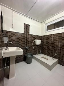 ein Badezimmer mit einem Waschbecken, einer Badewanne und einem WC in der Unterkunft Sultan's Guest House in Skardu