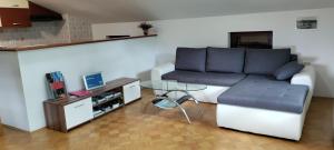un soggiorno con divano e tavolo di Apartma Ivan a Portoroz