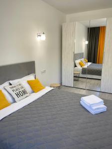 מיטה או מיטות בחדר ב-СУЧАСНІ апартаменти у НОВОБУДОВІ, є балкон, все поряд!