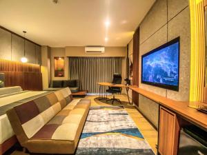 TV a/nebo společenská místnost v ubytování Nata Azana Hotel Solo