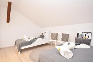 1 Schlafzimmer mit 2 Betten und einer weißen Wand in der Unterkunft GUN03-RI Apartment in Haundorf in Haundorf