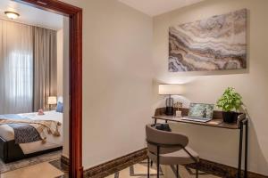 Uma cama ou camas num quarto em Somerset Al Mansoura Doha