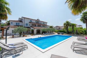 Bazén v ubytování Villa Hope - Apartments with Shared Pool nebo v jeho okolí