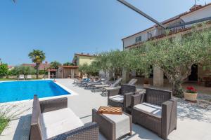 Bazén v ubytování Villa Hope - Apartments with Shared Pool nebo v jeho okolí