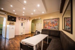 uma sala de estar com um sofá e uma mesa em All in Hostel em Belgrado