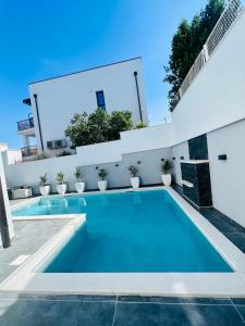 een zwembad in de achtertuin van een huis bij Apartments Imperium in Trogir