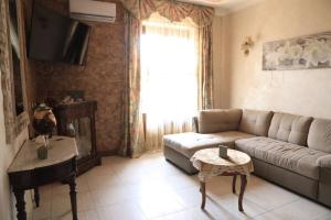 a living room with a couch and a window at Due minuti dal mare con Balcone in Tropea