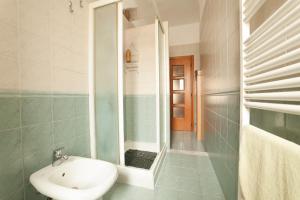 a bathroom with a toilet and a sink and a shower at Cozy ROOM STANZA close city center in a family House Stanza in appartamento condiviso noi viviamo in casa STANZA in affitto in Turin