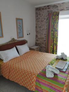 una camera da letto con un letto con scarpe sopra di Villa Elli ad Ammouliani