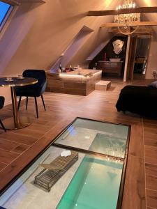 a living room with a glass pool in the floor at Amour Amour Love Room in Penvénan