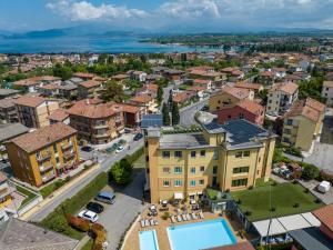z góry widok na małe miasteczko z budynkami w obiekcie Green Park Hotel w mieście Peschiera del Garda
