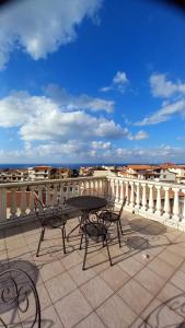 d'une terrasse avec une table et des chaises sur un balcon. dans l'établissement luxury 2, à Ricadi