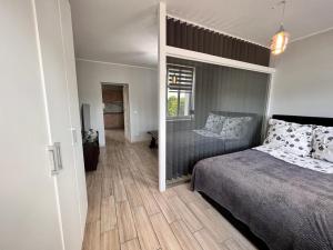sypialnia z łóżkiem i drzwiami do pokoju w obiekcie Apartamenty Firfas 9 w Bydgoszczy