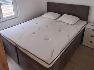 Postel nebo postele na pokoji v ubytování De Lux Apartments Smolovic