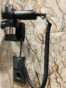 un téléphone noir est fixé à un mur dans l'établissement Intergroup Business & Design Hotel Ingolstadt, à Kösching