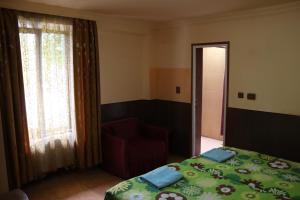 Säng eller sängar i ett rum på Guesthouse in Batumi 97